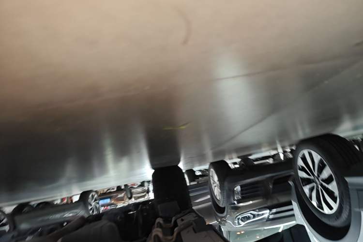 Used JETOUR Traveler 2024 2.0T All-Wheel-Drive Silver Dragon Wings Right Side Sill