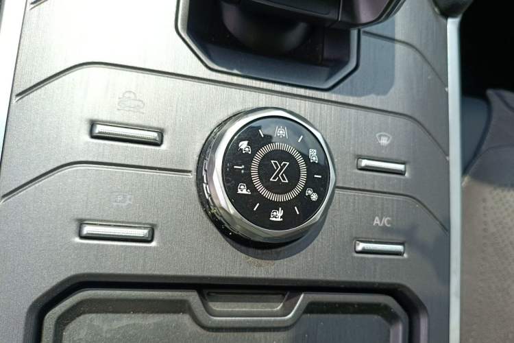 Used JETOUR Traveler 2024 2.0T All-Wheel-Drive Silver Dragon Wings Vehicle Key