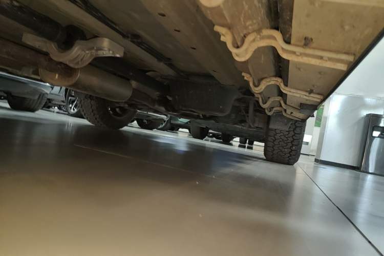 Used JETOUR Traveler 2024 2.0T All-Wheel-Drive Silver Dragon Wings Left Side Sill