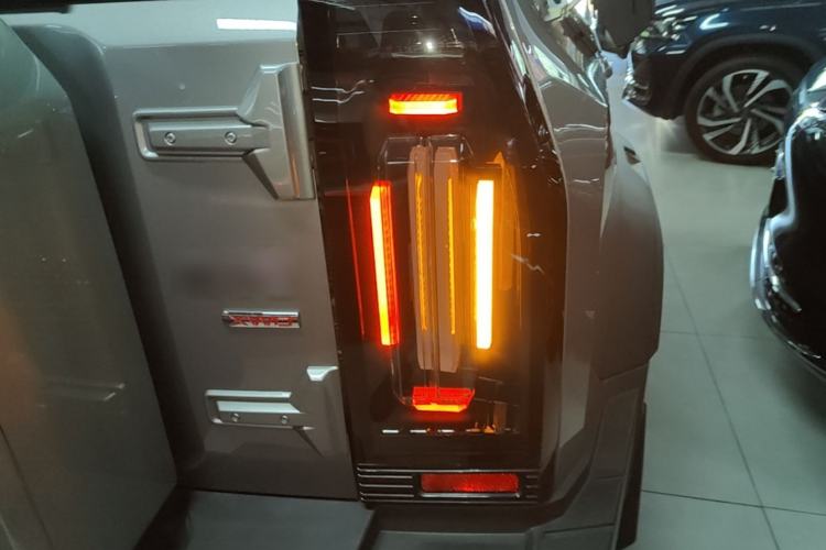 Used JETOUR Traveler 2024 2.0T All-Wheel-Drive Silver Dragon Wings Right Rear Taillight