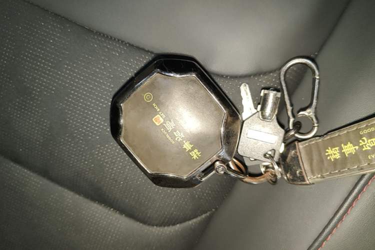 Used JETOUR Traveler 2024 2.0T All-Wheel-Drive Silver Dragon Wings Vehicle Key