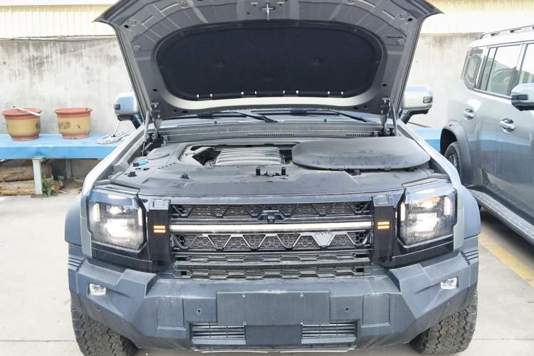Used JETOUR Traveler 2024 2.0T All-Wheel-Drive Silver Dragon Wings Engine Bay