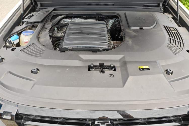 Used JETOUR Traveler 2024 2.0T All-Wheel-Drive Silver Dragon Wings Engine Bay