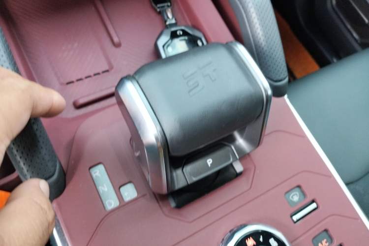 Used JETOUR Traveler 2024 2.0T All-Wheel-Drive Silver Dragon Wings Gear Lever