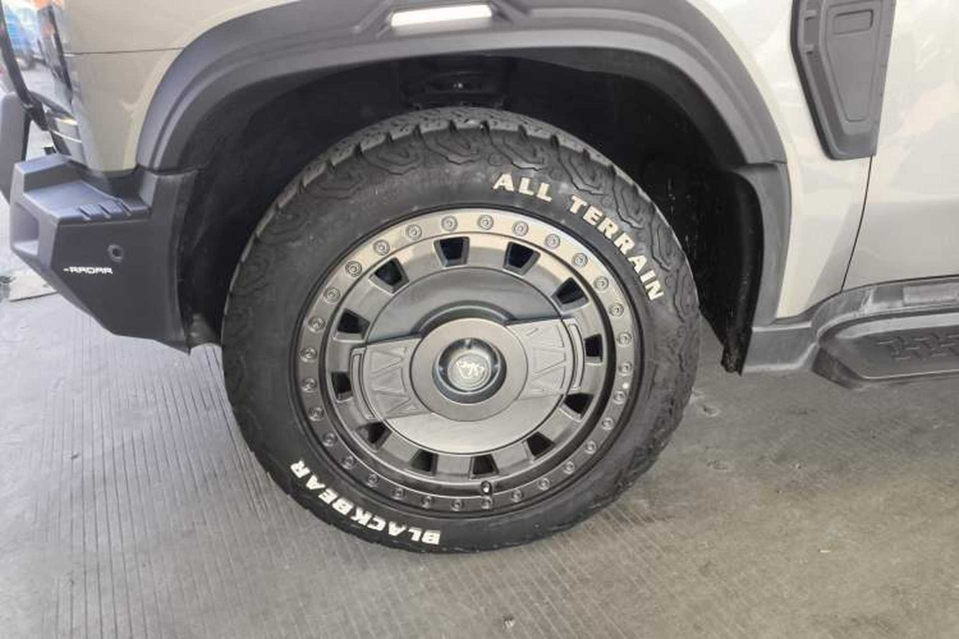 Used JETOUR Traveler 2024 2.0T All-Wheel-Drive Silver Dragon Wings Left Front Wheel Hub
