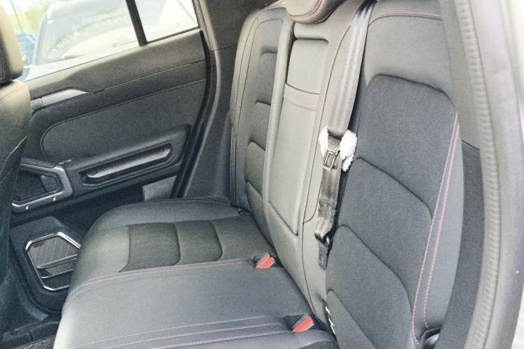 Used JETOUR Traveler 2024 2.0T All-Wheel-Drive Silver Dragon Wings Left Rear Seat