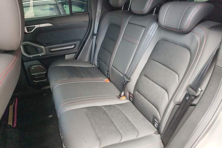 Used JETOUR Traveler 2024 2.0T All-Wheel-Drive Silver Dragon Wings Left Rear Seat
