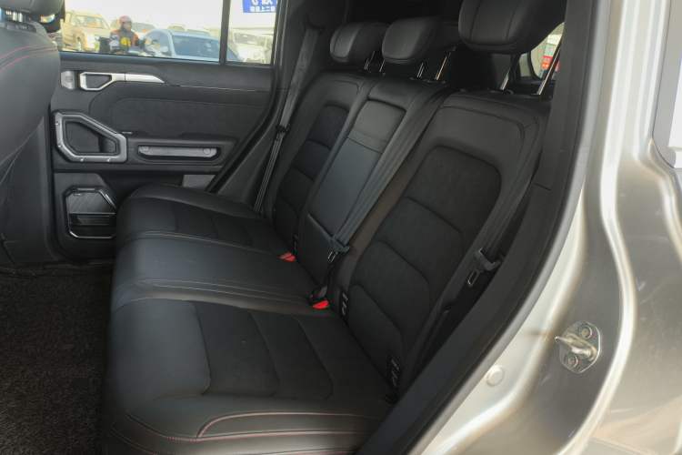 Used JETOUR Traveler 2024 2.0T All-Wheel-Drive Silver Dragon Wings Left Rear Seat