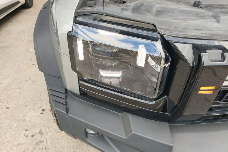 Used JETOUR Traveler 2024 2.0T All-Wheel-Drive Silver Dragon Wings Right Front Headlight