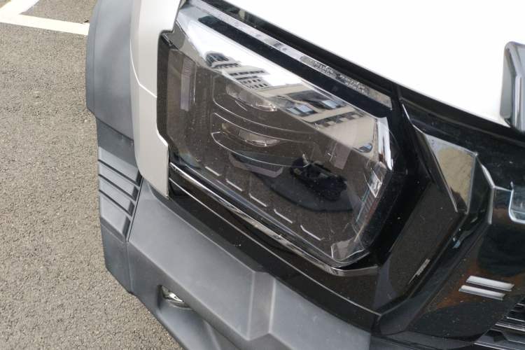 Used JETOUR Traveler 2024 2.0T All-Wheel-Drive Silver Dragon Wings Right Front Headlight