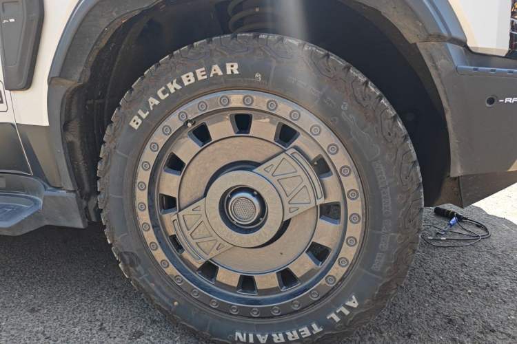 Used JETOUR Traveler 2024 2.0T All-Wheel-Drive Silver Dragon Wings Right Front Wheel Hub