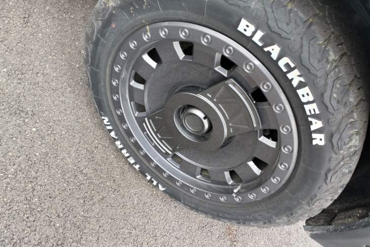 Used JETOUR Traveler 2024 2.0T All-Wheel-Drive Silver Dragon Wings Right Front Wheel Hub