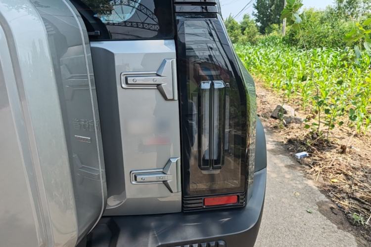 Used JETOUR Traveler 2024 2.0T All-Wheel-Drive CrossPRO Entertainment Edition Right Rear Taillight