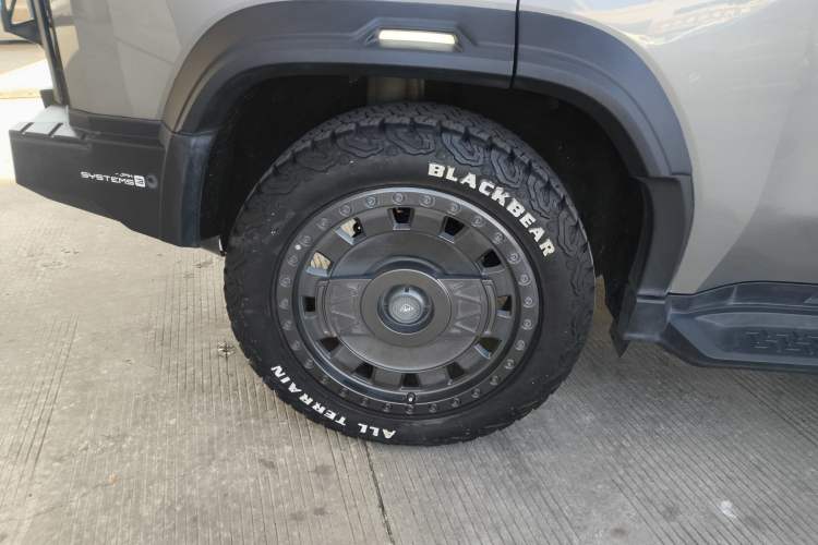 Used JETOUR Traveler 2024 2.0T All-Wheel-Drive Silver Dragon Wings Right Rear Wheel Hub