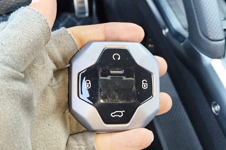 Used JETOUR Traveler 2024 2.0T All-Wheel-Drive Silver Dragon Wings Vehicle Key