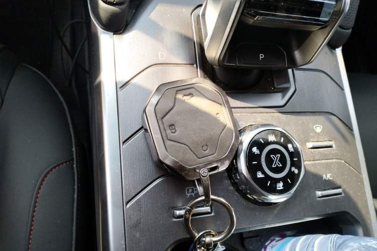 Used JETOUR Traveler 2024 2.0T All-Wheel-Drive Silver Dragon Wings Vehicle Key
