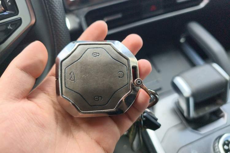Used JETOUR Traveler 2024 2.0T All-Wheel-Drive Silver Dragon Wings Vehicle Key