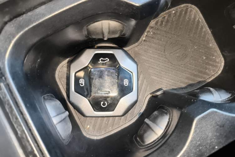 Used JETOUR Traveler 2024 2.0T All-Wheel-Drive Silver Dragon Wings Vehicle Key