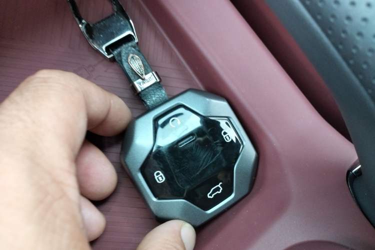 Used JETOUR Traveler 2024 2.0T All-Wheel-Drive Silver Dragon Wings Vehicle Key