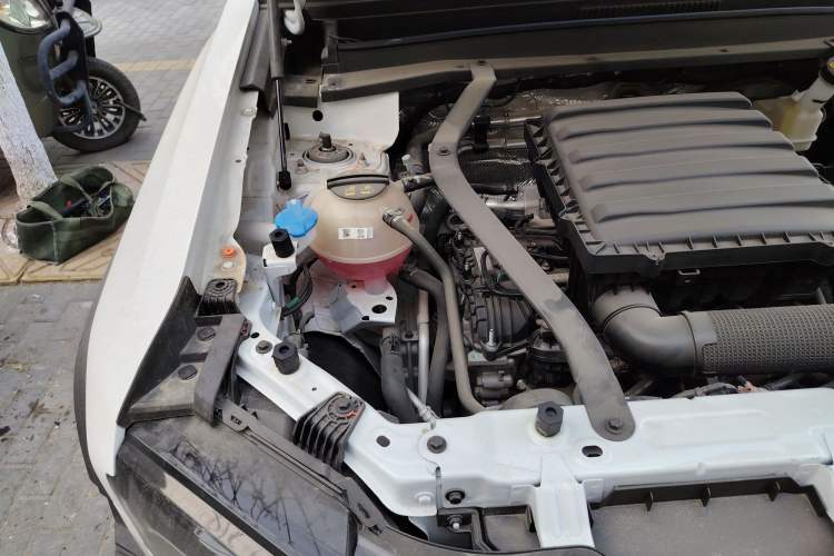 Used JETOUR Traveler 2024 2.0T All-Wheel-Drive Silver Dragon Wings Engine Bay Right