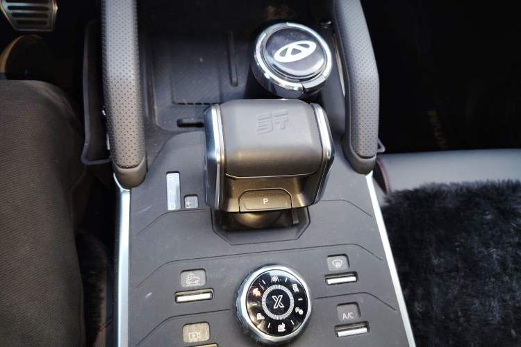 Used JETOUR Traveler 2024 2.0T All-Wheel-Drive Silver Dragon Wings Gear Lever