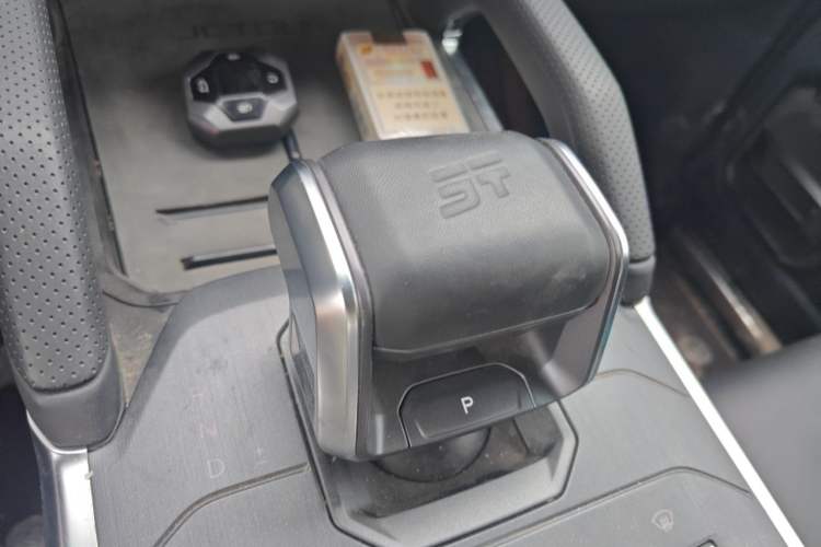 Used JETOUR Traveler 2024 2.0T All-Wheel-Drive Silver Dragon Wings Gear Lever