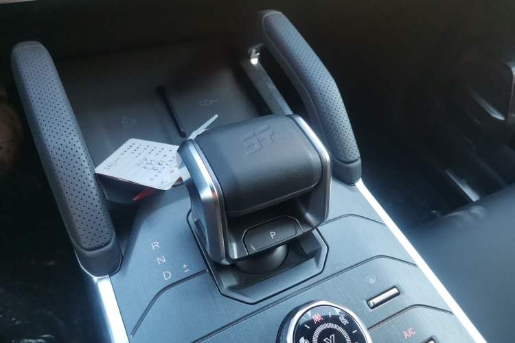 Used JETOUR Traveler 2024 2.0T All-Wheel-Drive Silver Dragon Wings Gear Lever
