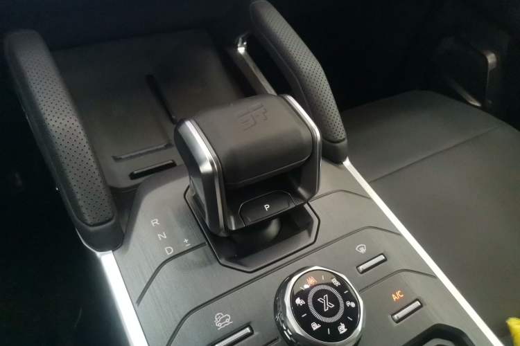 Used JETOUR Traveler 2024 2.0T All-Wheel-Drive Silver Dragon Wings Gear Lever