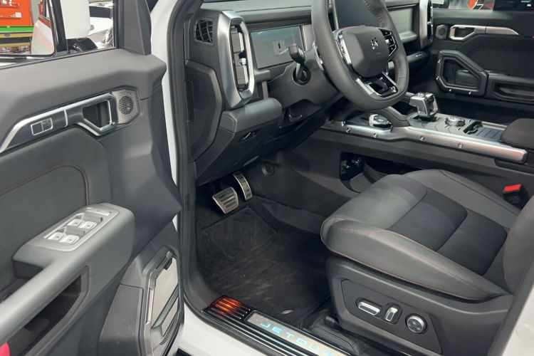 Used JETOUR Traveler 2024 2.0T All-Wheel-Drive Silver Dragon Wings Interior 2
