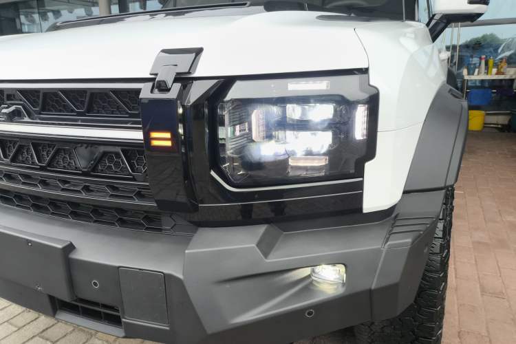 Used JETOUR Traveler 2024 2.0T All-Wheel-Drive Silver Dragon Wings Left Front Headlight