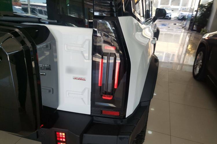 Used JETOUR Traveler 2024 2.0T All-Wheel-Drive Silver Dragon Wings Right Rear Taillight