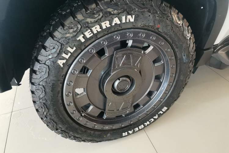 Used JETOUR Traveler 2024 2.0T All-Wheel-Drive Silver Dragon Wings Right Rear Wheel Hub