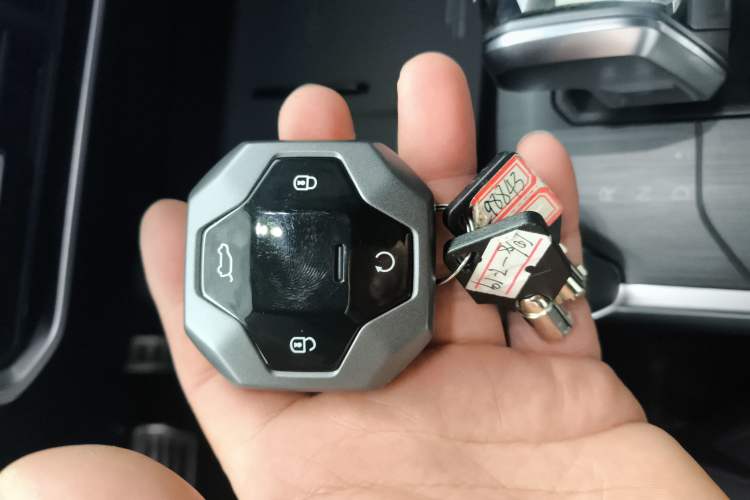 Used JETOUR Traveler 2024 2.0T All-Wheel-Drive Silver Dragon Wings Vehicle Key