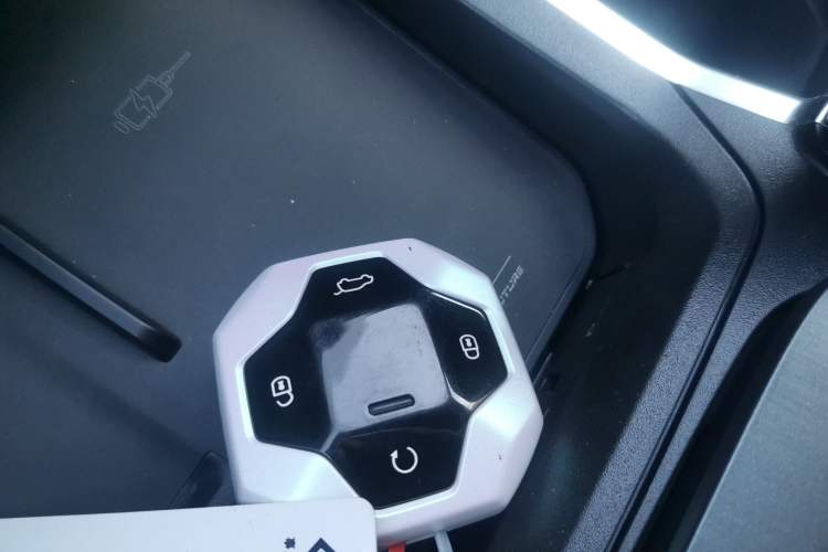 Used JETOUR Traveler 2024 2.0T All-Wheel-Drive Silver Dragon Wings Vehicle Key