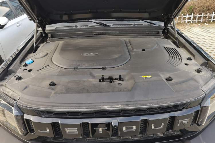 Used JETOUR Traveler 2025 2.0T Automatic All-Wheel Drive 200 000 Yuan Commemorative Edition Engine Bay
