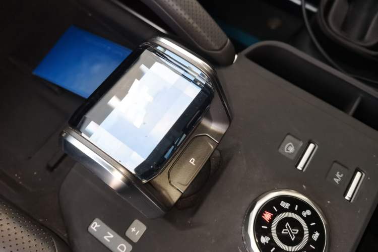 Used JETOUR Traveler 2025 2.0T Automatic All-Wheel Drive 200 000 Yuan Commemorative Edition Gear Lever