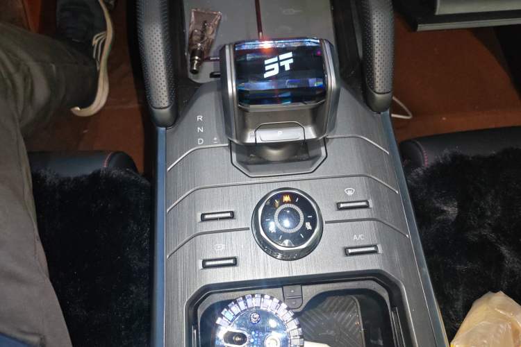 Used JETOUR Traveler 2025 Model—1.5TD DCT Exploration + Smooth Driving Edition Gear Lever