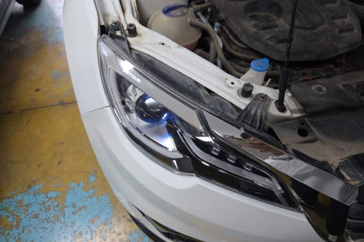 Used JETOUR X70 2018 1.5T Manual Smart Drive Edition Right Front Headlight