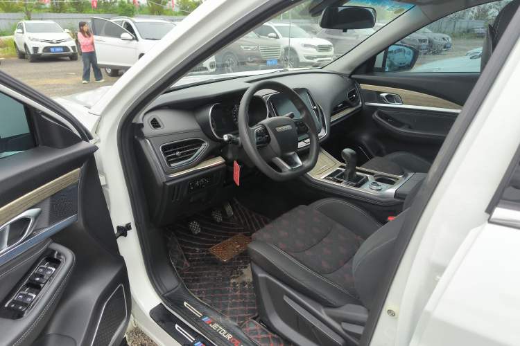Used JETOUR X70 2020 1.5T Manual Comfort Edition 7-Seater Interior 2