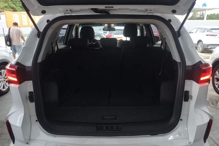Used JETOUR X70 2020 1.5T Manual Comfort Edition 7-Seater Trunk