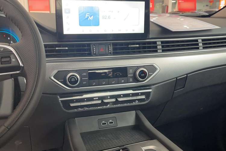 Used JETOUR X70 2023 1.5T DCT Flagship Edition 5 Seats Audio And AC Panel