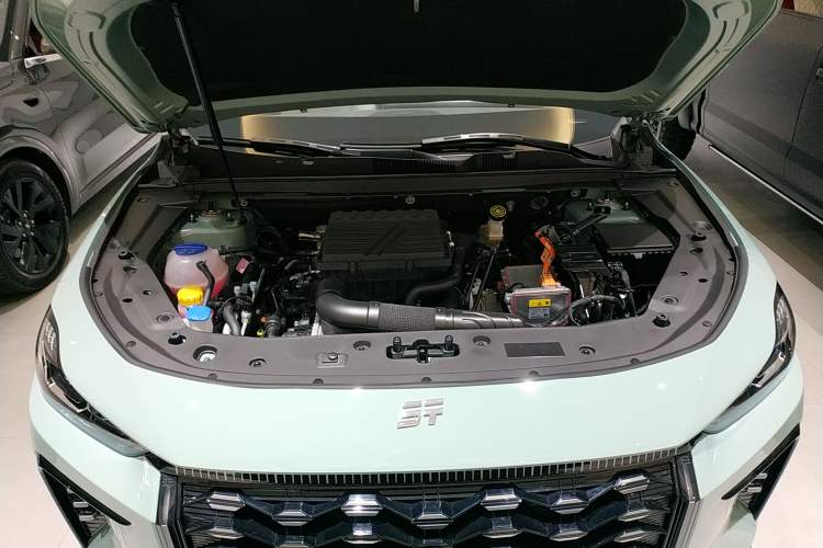 Used JETOUR X70 C-DM 2024 Far Voyage PRO+ 7-Seater Engine Bay