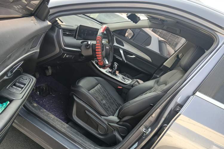 Used JETOUR X70 PLUS 2023 1.5T Manual Warrior PRO 7-Seater Interior 3