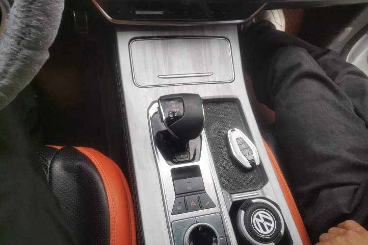 Used JETOUR X70 PLUS 2023 1.6T DCT Stronger 7-Seater Gear Lever