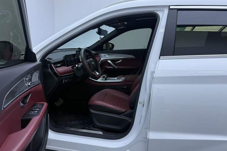 Used JETOUR X70 PLUS 2023 1.5T DCT Brave PLUS 5-Seater Interior 4