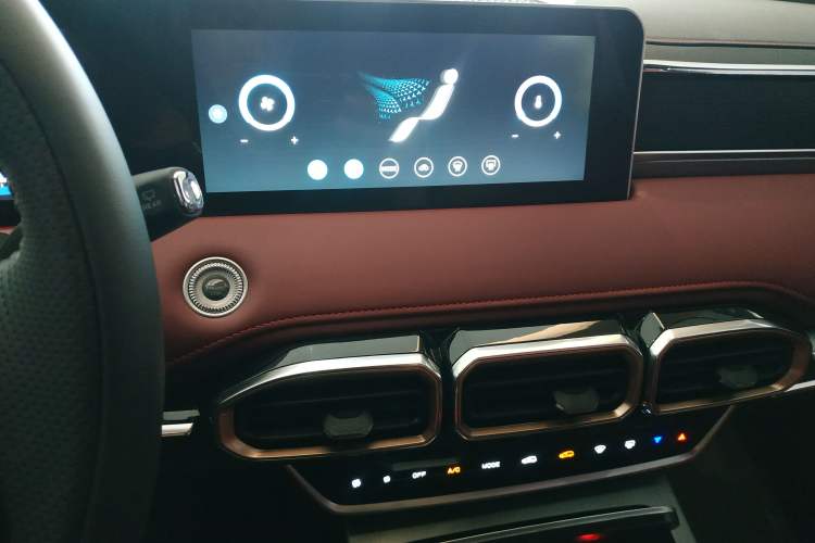 Used JETOUR X70 PLUS 2025 Champion Edition 1.5T DCT Champion PRO 5-Seater Audio And AC Panel