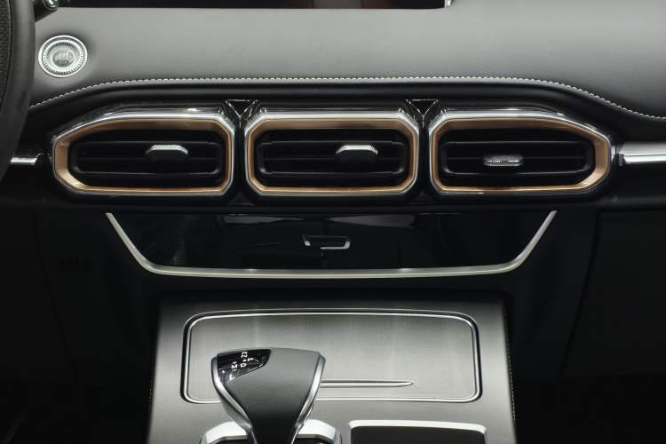 Used JETOUR X70 PLUS 2025 Champion Edition 1.5T DCT Champion MAX 5-seater Audio And AC Panel