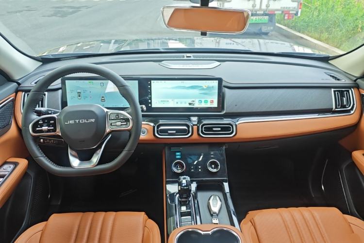 Used JETOUR X70 PLUS 2025 1.5T Luxury Edition 7-Seater Center Console