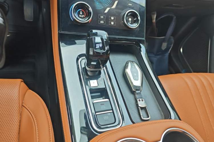 Used JETOUR X70 PLUS 2025 1.5T Luxury Edition 7-Seater Gear Lever