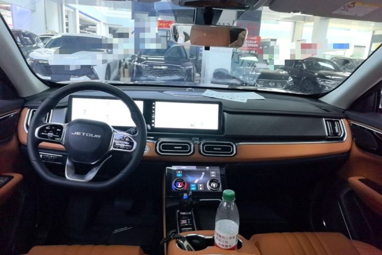 Used JETOUR X70 PLUS 2025 1.5T Luxury Edition 7-Seater Center Console